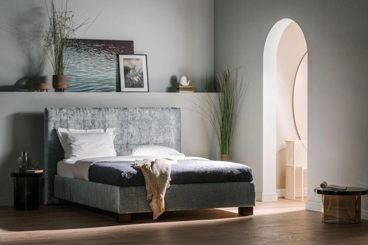 Modernes Boxspringbett in hellem Schlafzimmer