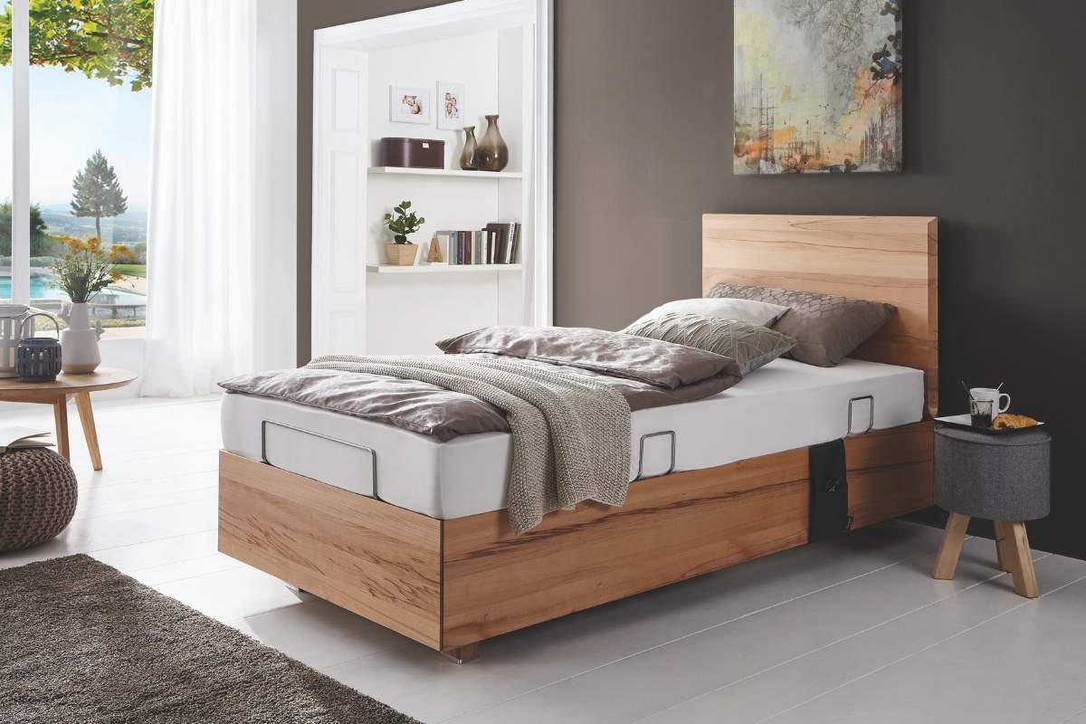 Textiles Komfortbett mit indirekter Beleuchtung im Schlafzimmer