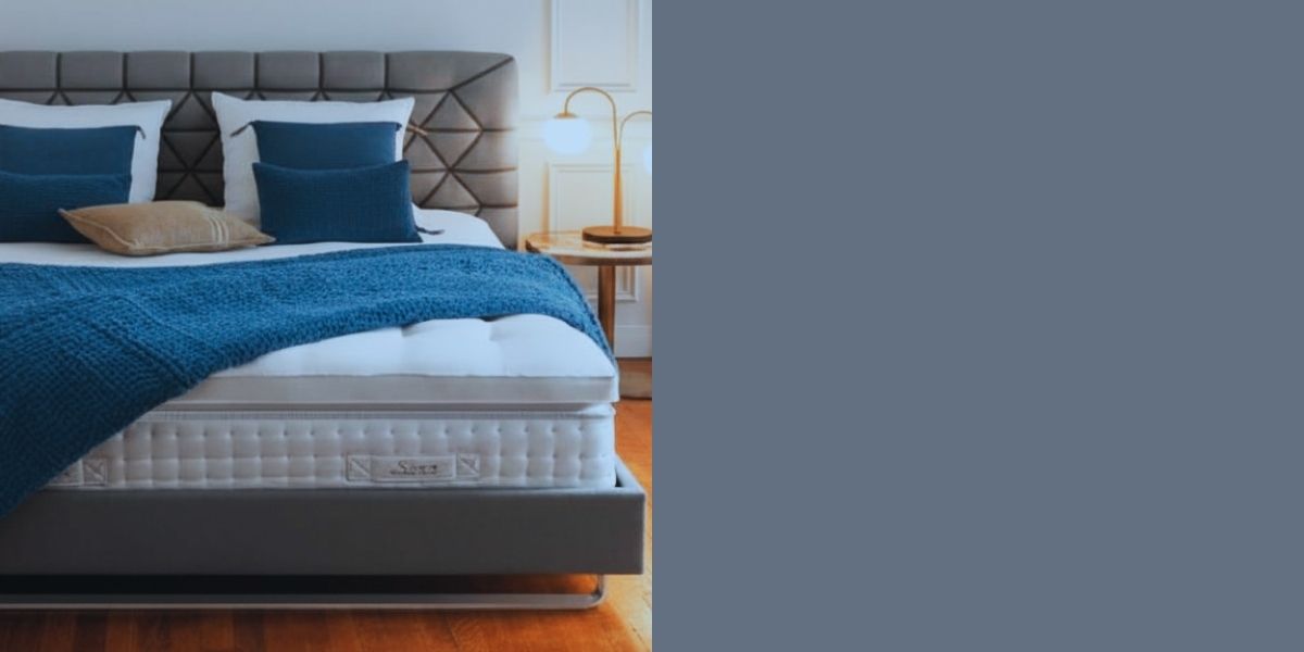 Luxus Boxspringbett mit gepolstertem Kopfteil in einem elegant gestalteten Schlafzimmer