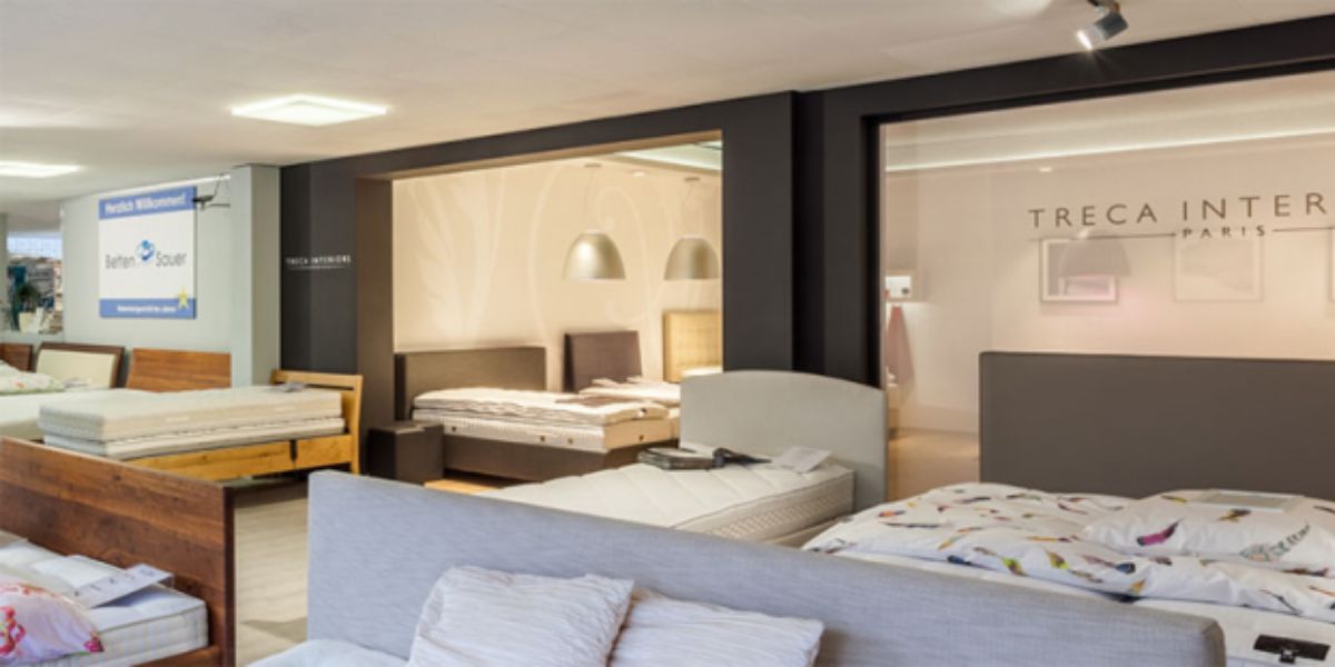 Showroom von Betten Sauer mit verschiedenen Marken und Bettsystemen
