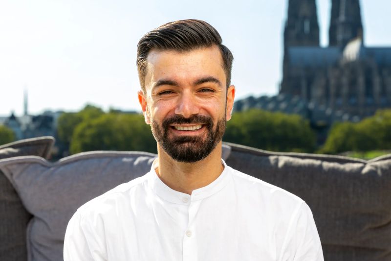 Fachberater Mehmet Özel bei Betten-Sauer