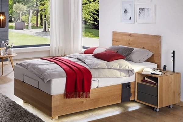 Komfortables Seniorenbett mit höhenverstellbarem Rahmen in hellem Raum (WebP, komprimiert)