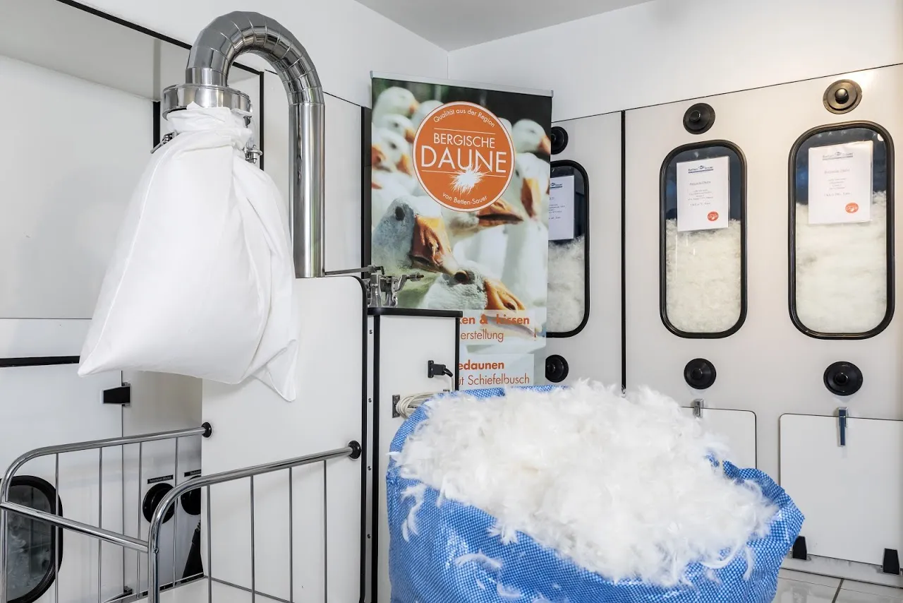 Fertigung der Daunendecke in der Werkstatt