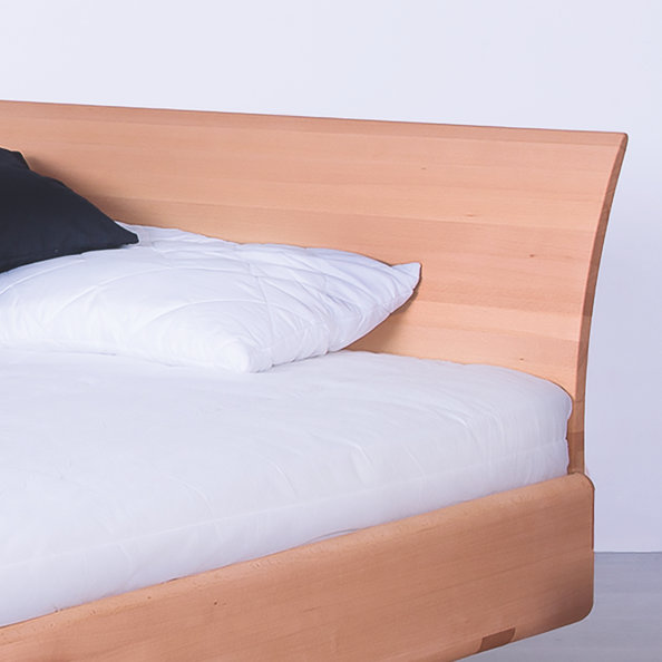 Design-Bettgestell Merano mit gepolsterter Rückseite im Schlafzimmer