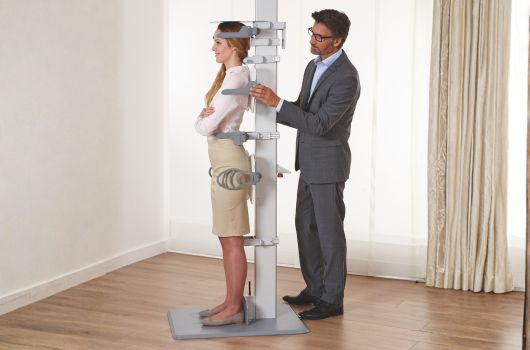 Schlafberater misst Liegeposition mit dormabell-Mess-System bei Betten Sauer