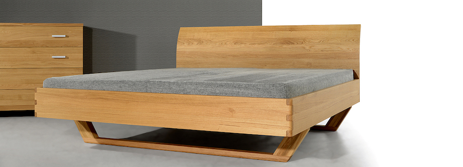 Massivholzbett mit sanften Rundungen und passendem Nachttisch in Köln