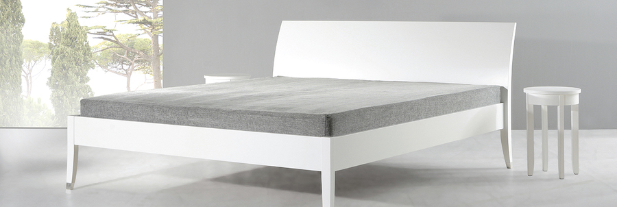 Schwebendes Massivholzbett mit eleganter Lehne bei Betten Sauer