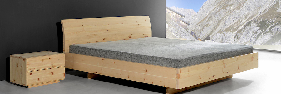 Design-Holzbett in Nussbaumoptik mit strukturierter Wand