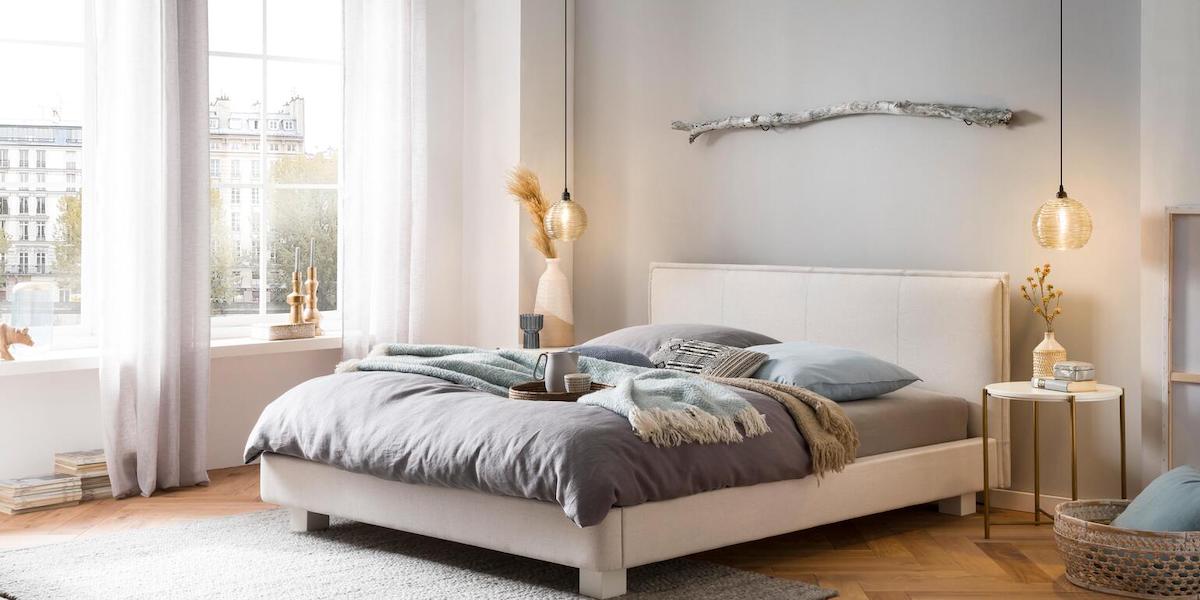 Helles Polsterbett mit filigranen Nachttischen in Köln