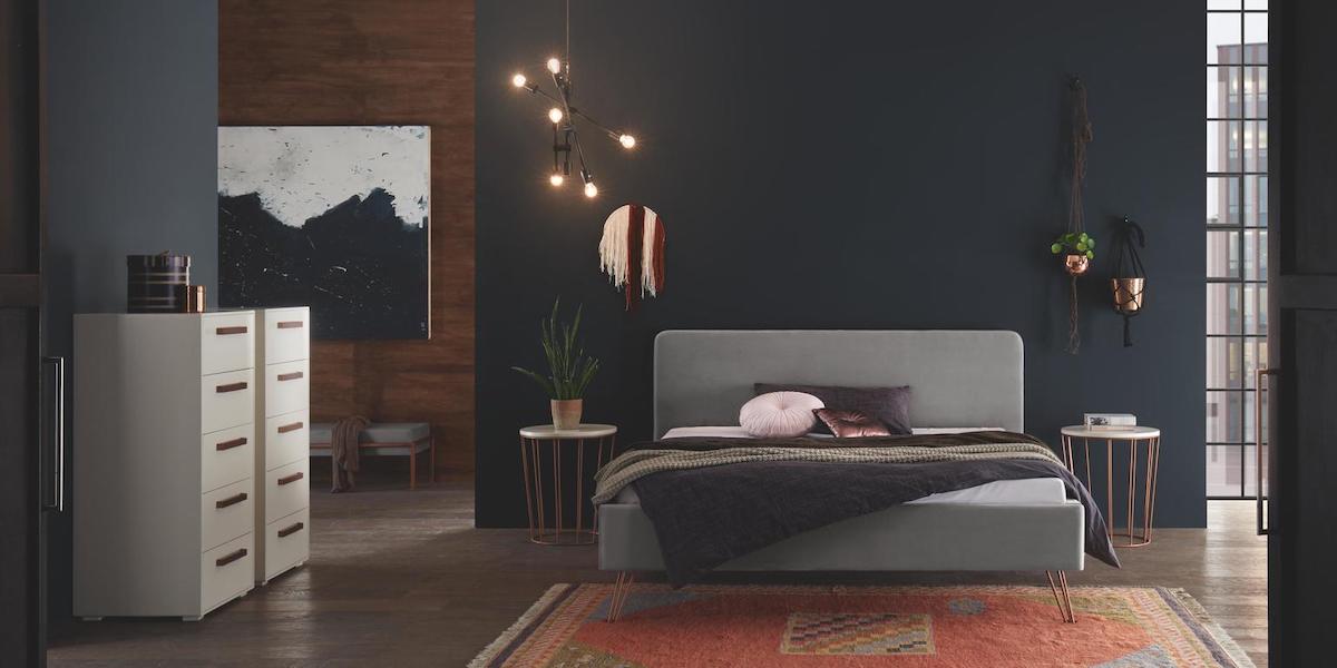 Polsterbett mit hohem Kopfteil und Tageslicht bei Betten Sauer